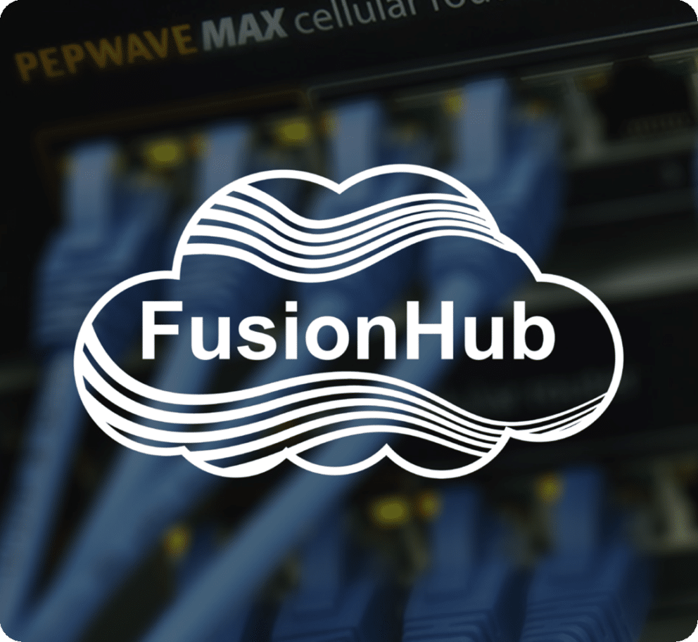 Logotipo de tecnología de red "FusionHub" delante de un bastidor de servidores.