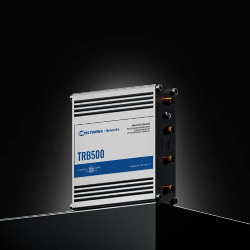 Router industrial Teltonika TRB500 sobre fondo oscuro.