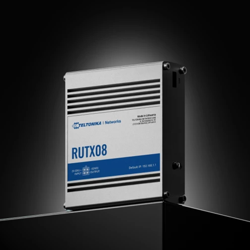 Teltonika RUTX08 Industrieller Router auf schwarzem Hintergrund.
