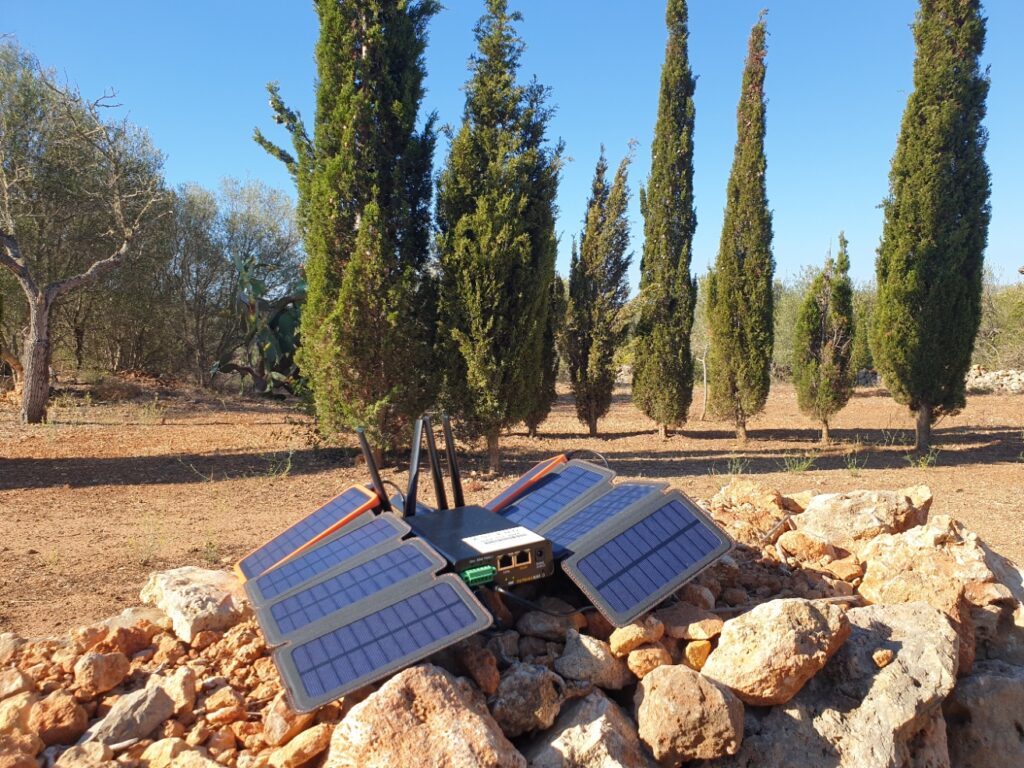 Dispositivi ad energia solare nella foresta