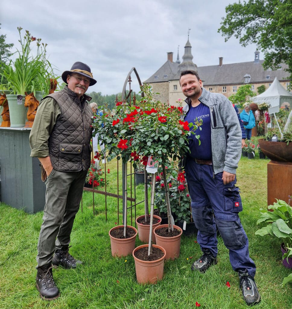 Michael Dahlke et Johannes Fickeis à la Landpartie Schloss Lembeck, discutent du succès de l'installation WLAN d'Ascend GmbH.